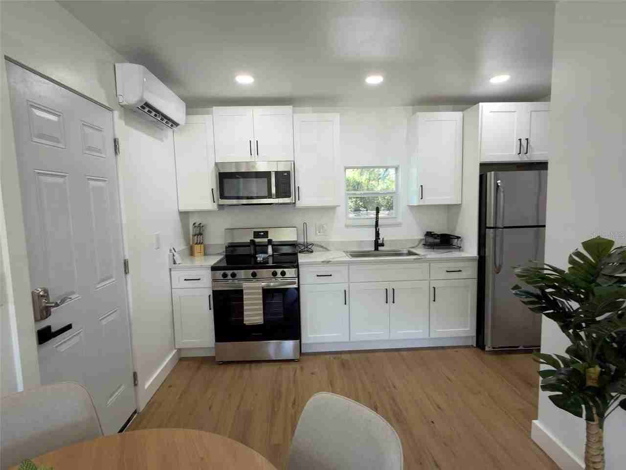 612 N Hampton Ave - Photo 7 of 23