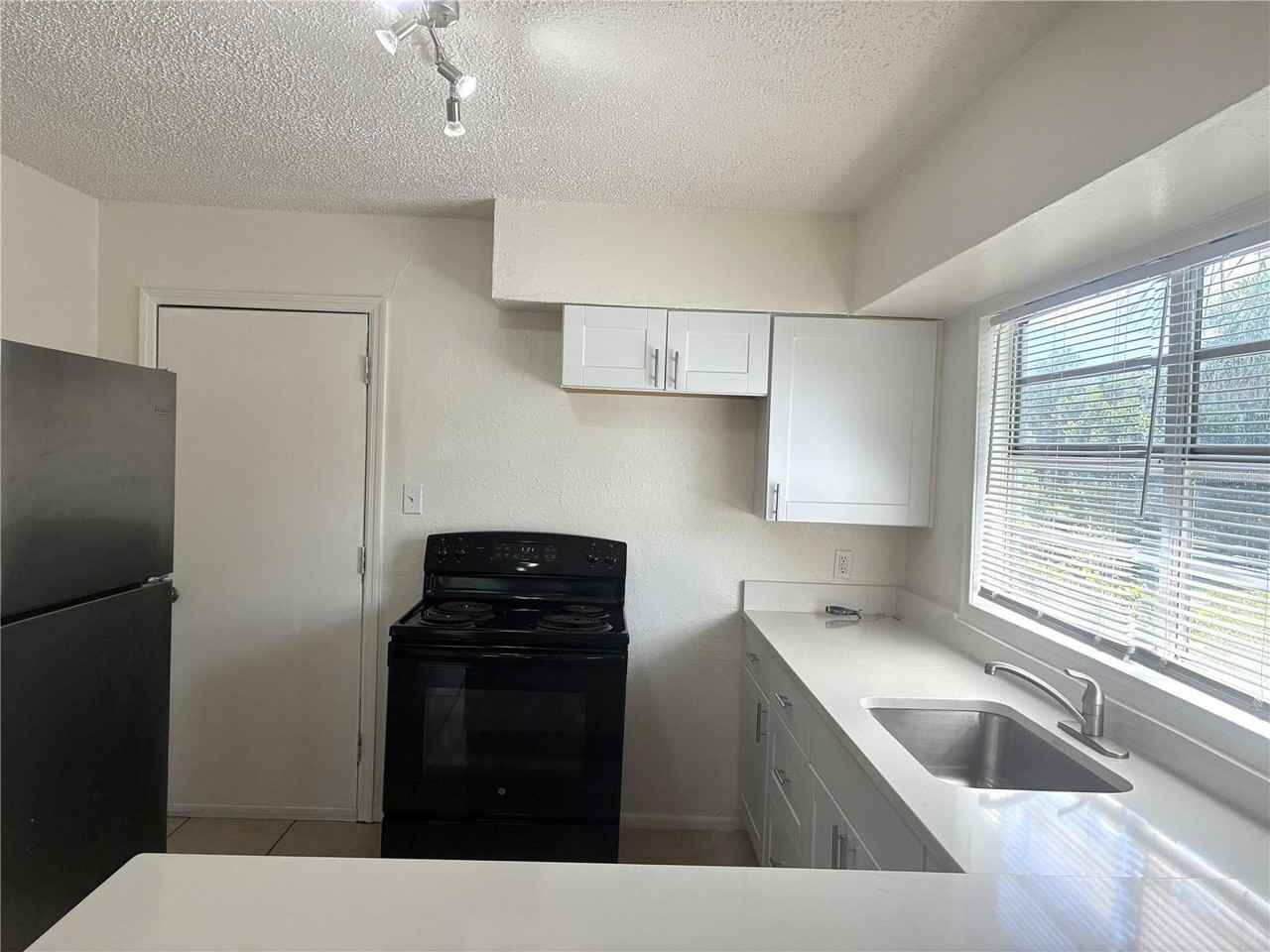 3605 E 28th Ave - Photo 5 of 10