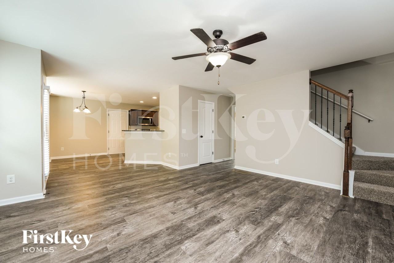 819 Fairfield Dr - Photo 4 of 19