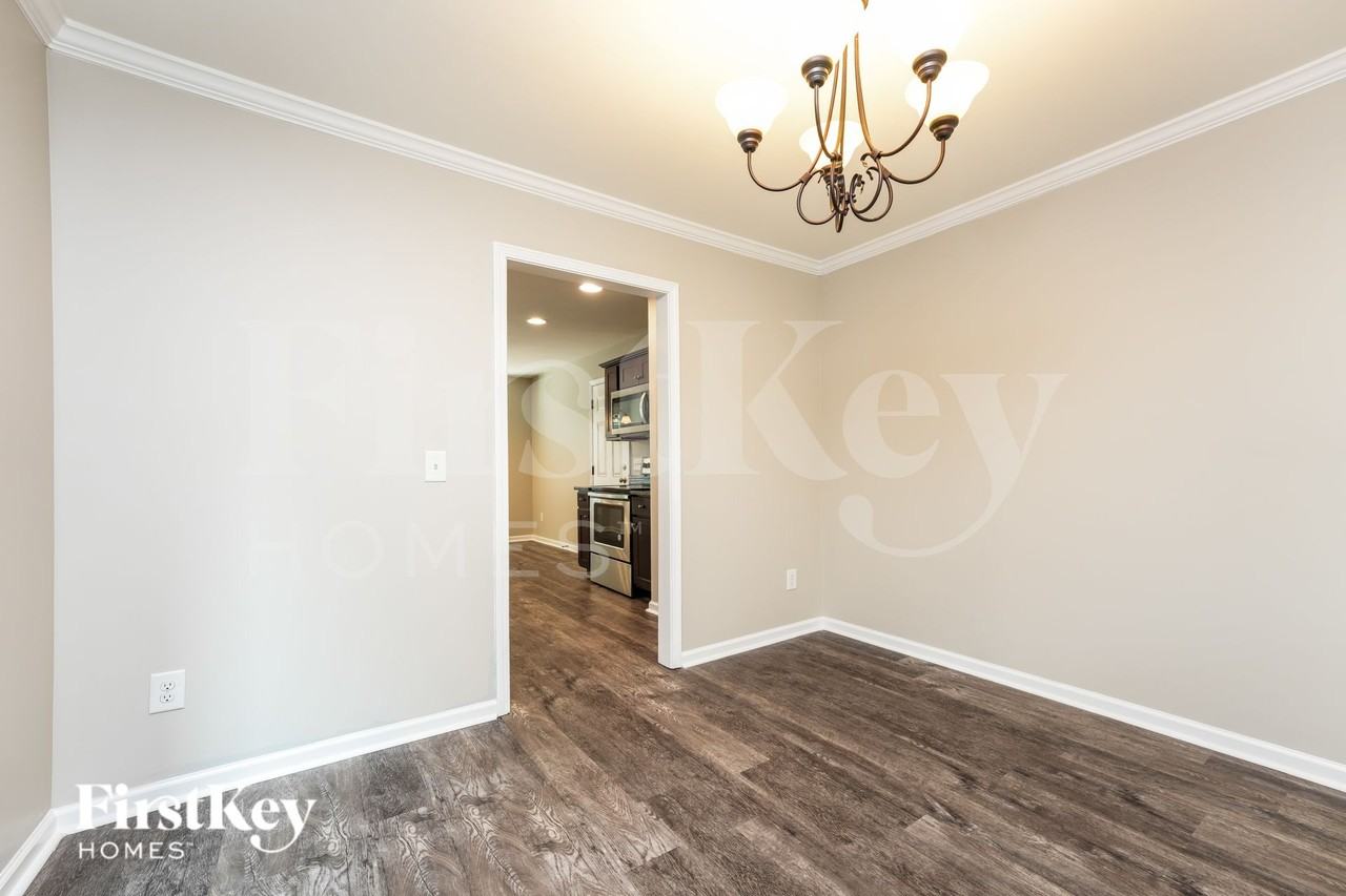 819 Fairfield Dr - Photo 5 of 19