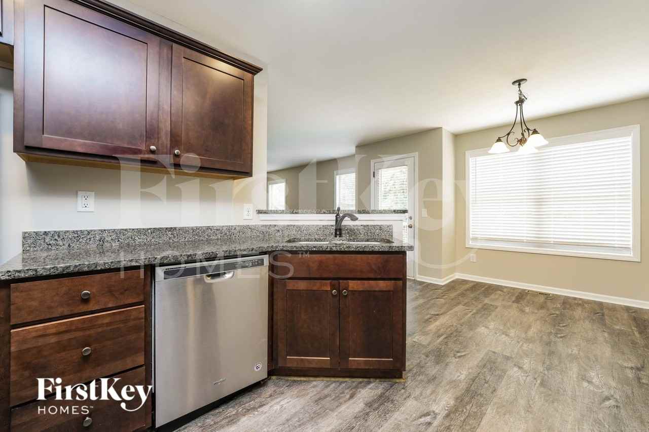819 Fairfield Dr - Photo 7 of 19