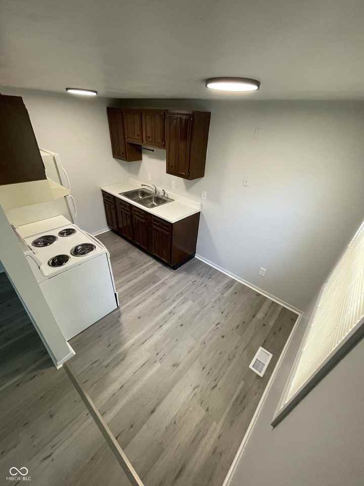 900 Sloan St #C - Photo 4 of 11
