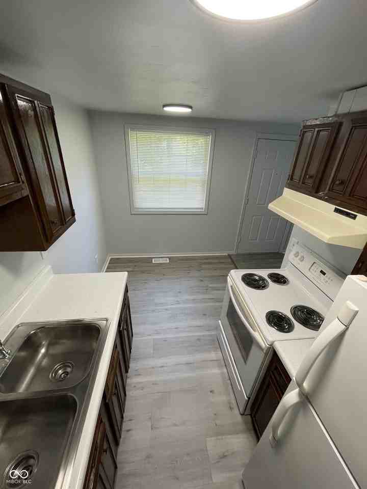 900 Sloan St #C - Photo 6 of 11