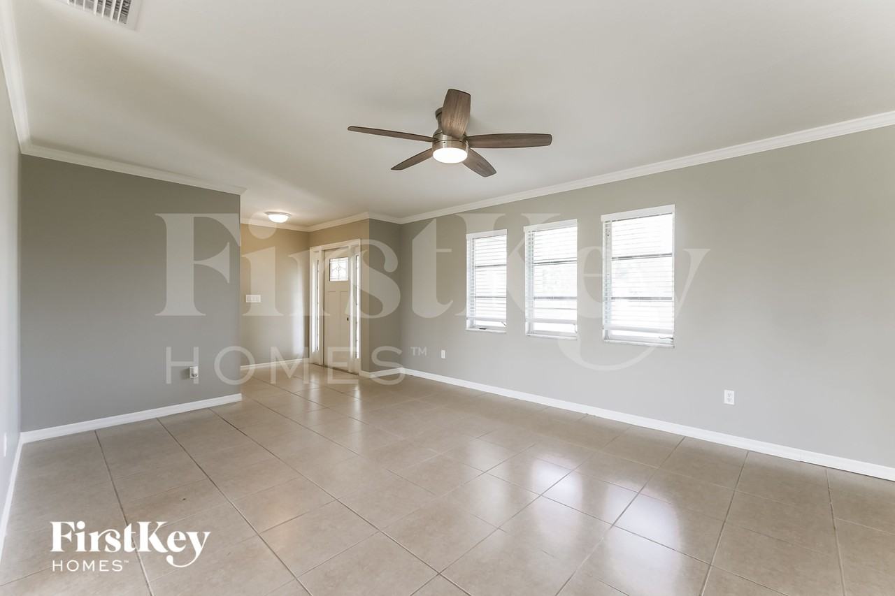 1803 Se 8th Ter - Photo 4 of 15