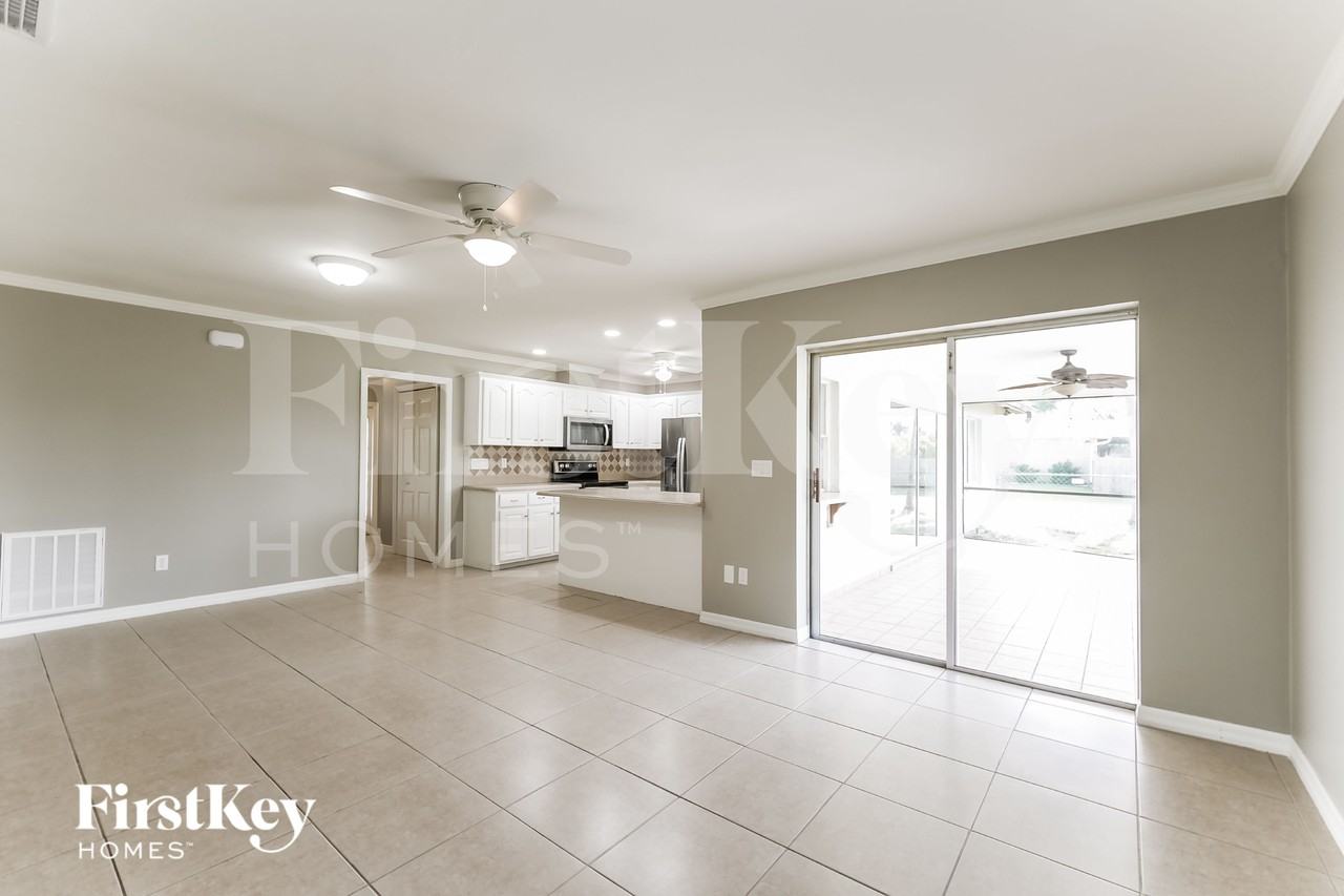 1803 Se 8th Ter - Photo 5 of 15