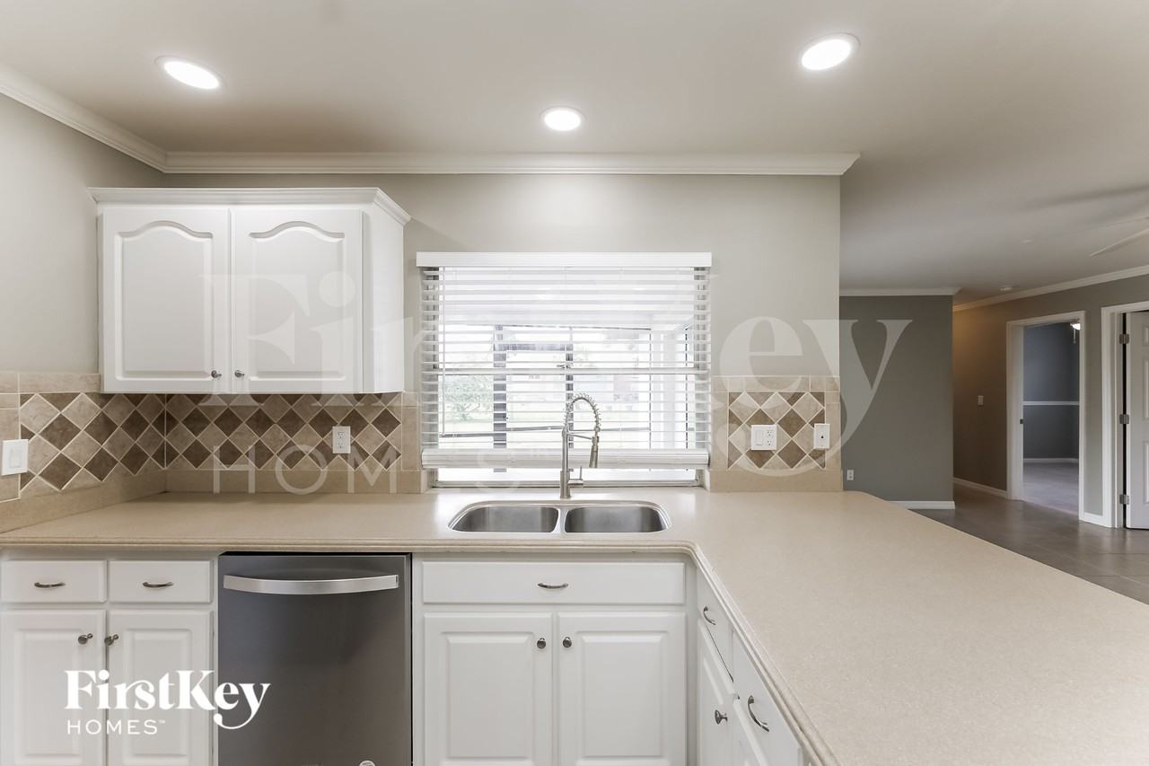 1803 Se 8th Ter - Photo 6 of 15