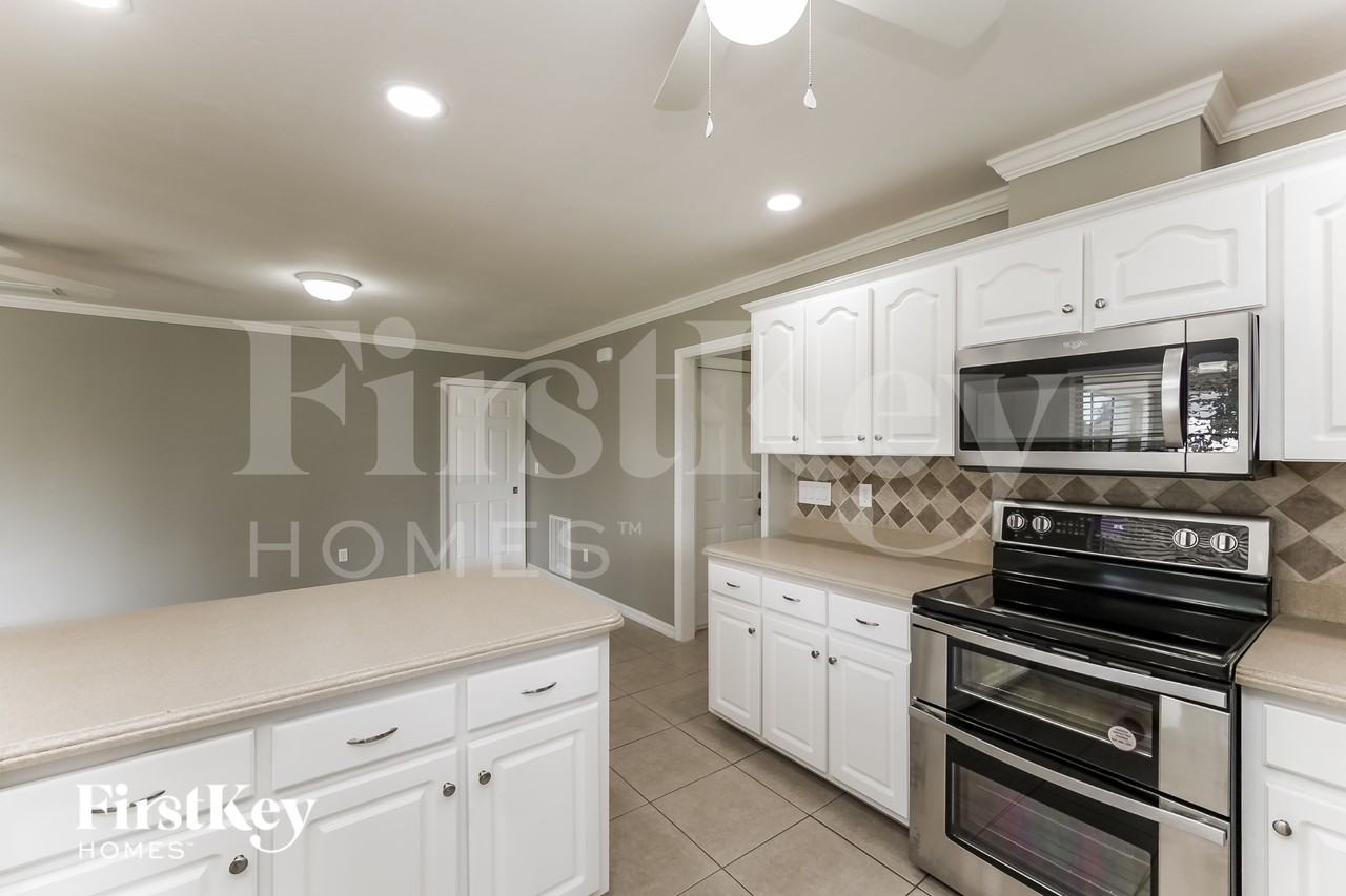 1803 Se 8th Ter - Photo 7 of 15
