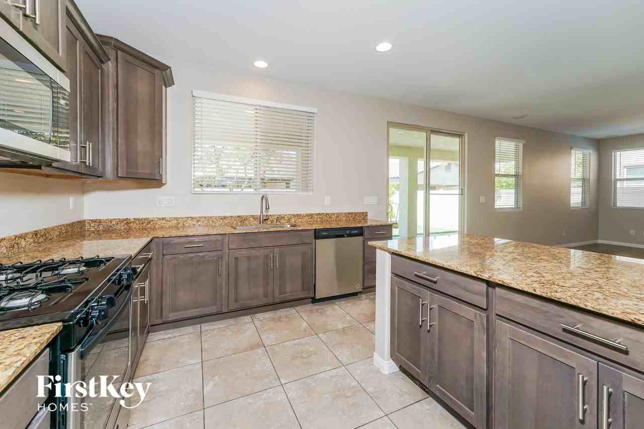 5717 Tideview St - Photo 4 of 15