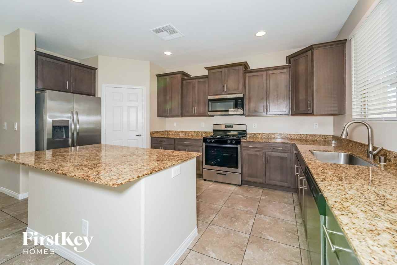 5717 Tideview St - Photo 5 of 15