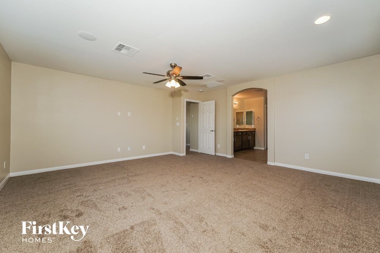 5717 Tideview St - Photo 6 of 15