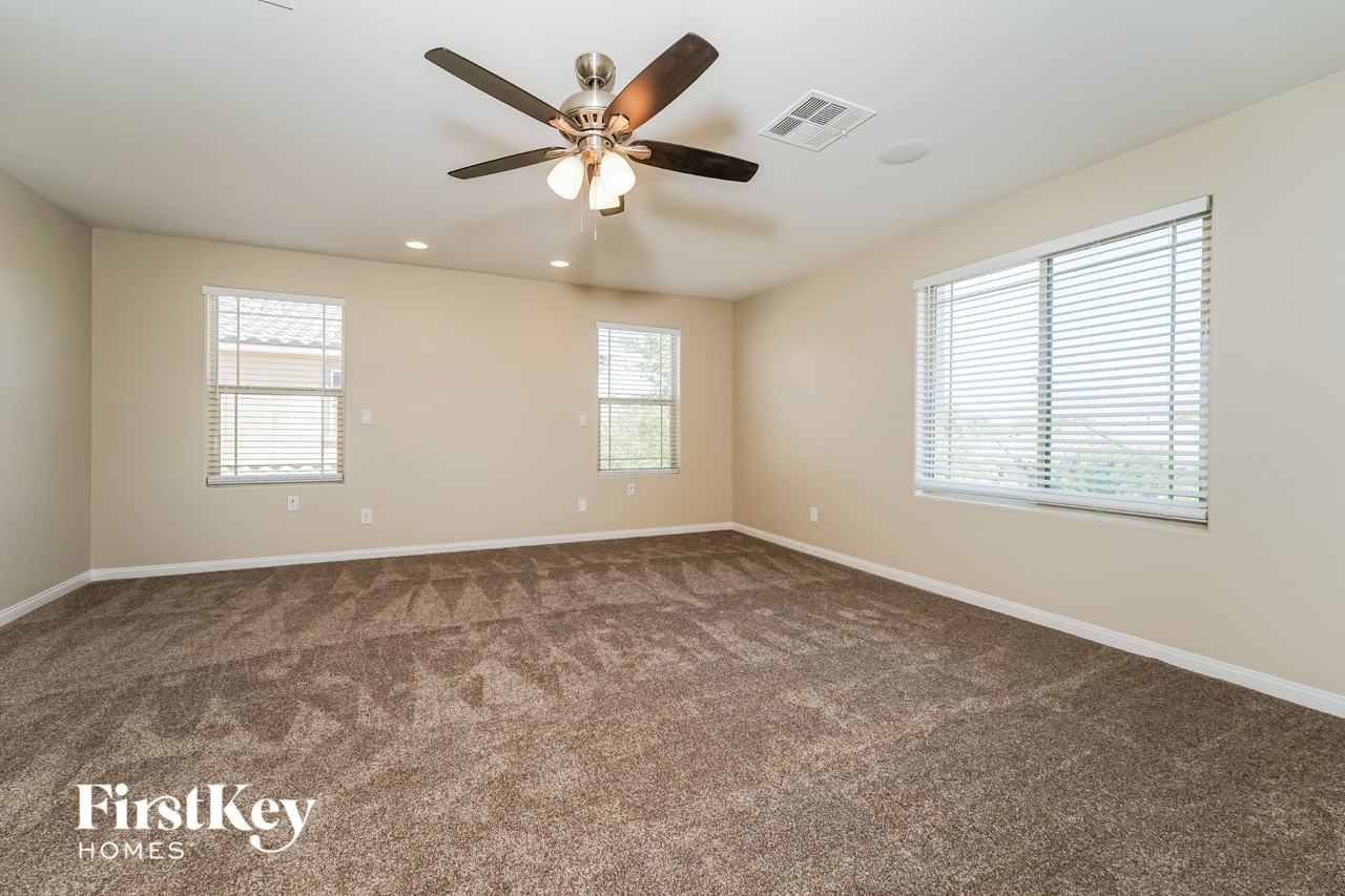 5717 Tideview St - Photo 7 of 15