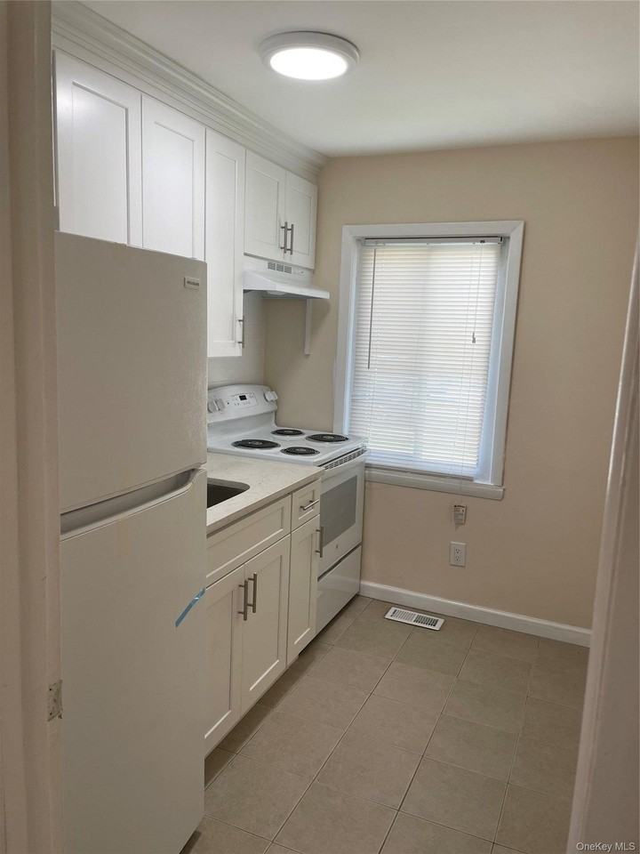 301 Jackson Ave - Photo 3 of 8