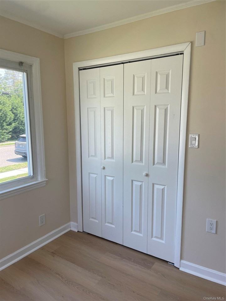 301 Jackson Ave - Photo 5 of 8
