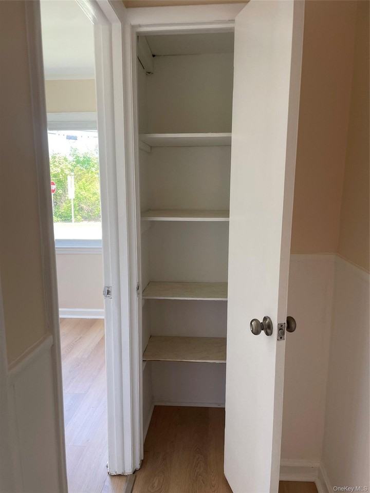 301 Jackson Ave - Photo 6 of 8