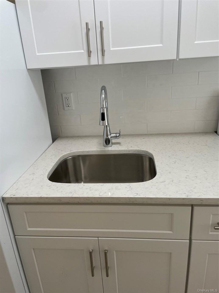301 Jackson Ave - Photo 7 of 8