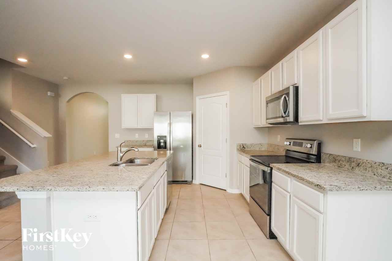 623 Autumn Stream Dr - Photo 3 of 15