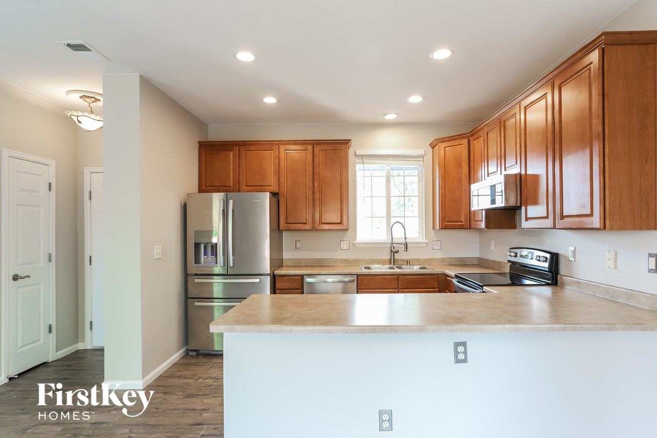 10051 Dillon Cir - Photo 5 of 15