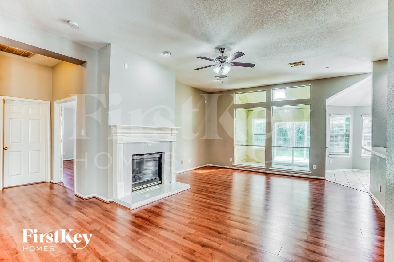 10330 Claybrook Dr - Photo 5 of 17