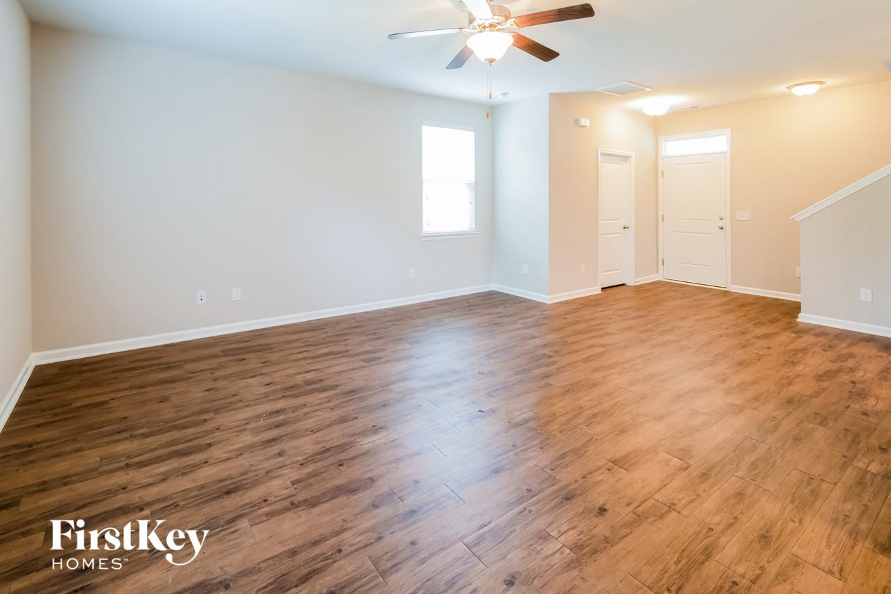 9660 Roseberry St - Photo 3 of 15