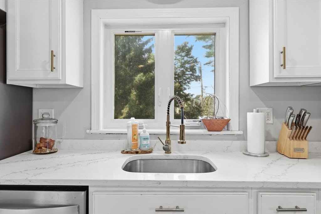 288 Greene St - Photo 6 of 33
