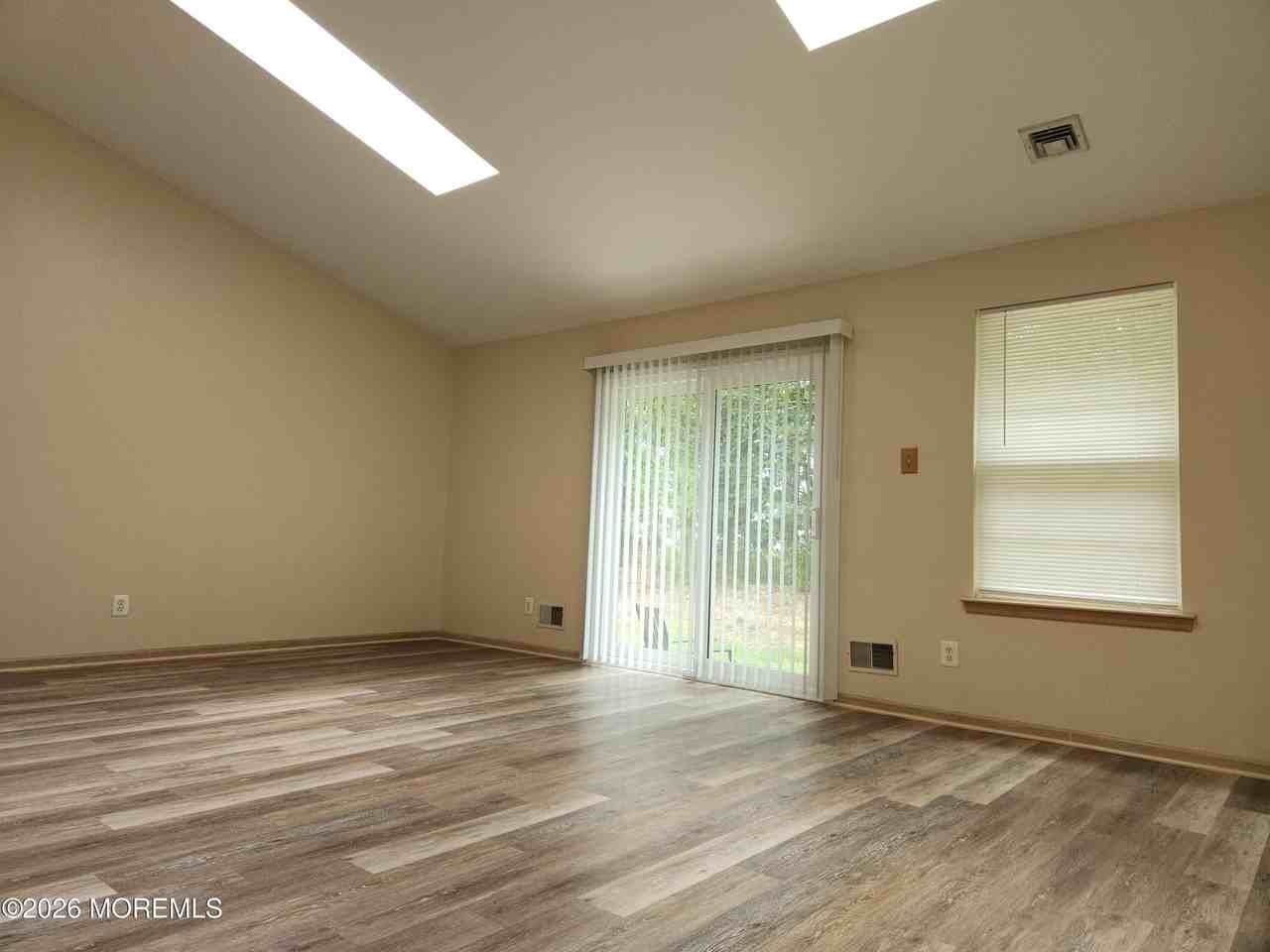 21 Timberline Dr - Photo 2 of 24