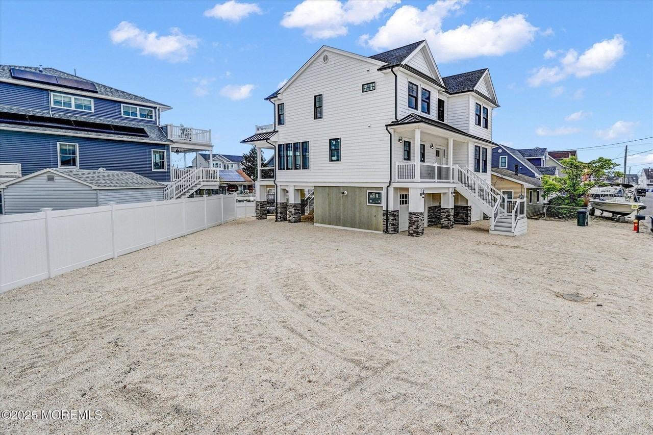 104 Lawrence Dr - Photo 4 of 37
