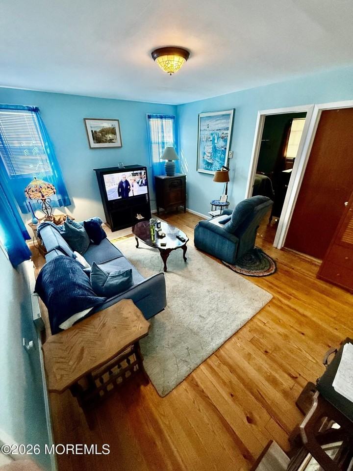 429 Tappan St - Photo 4 of 12
