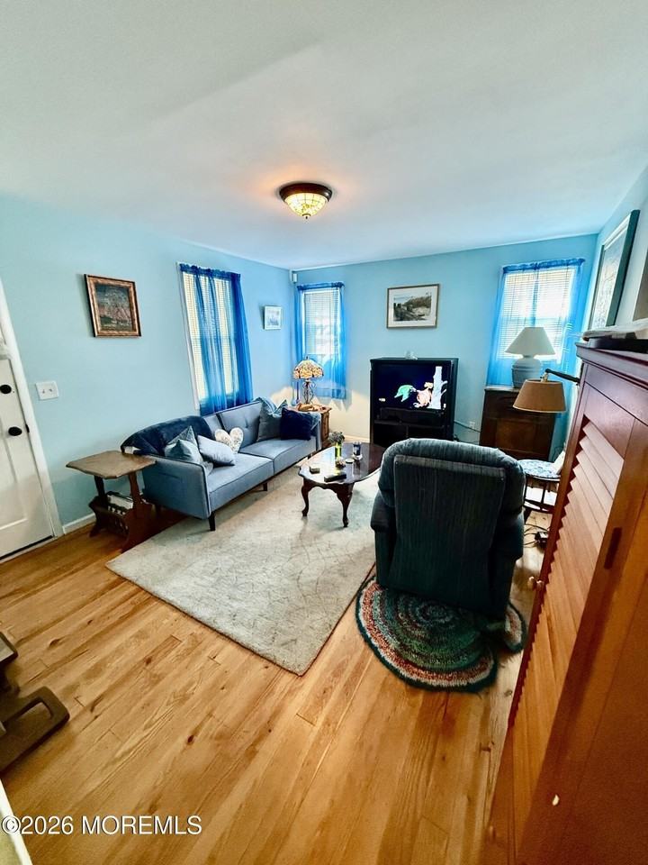 429 Tappan St - Photo 5 of 12