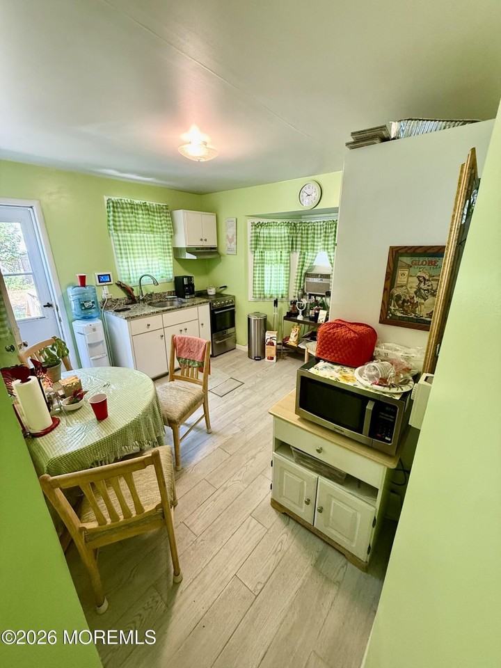 429 Tappan St - Photo 6 of 12