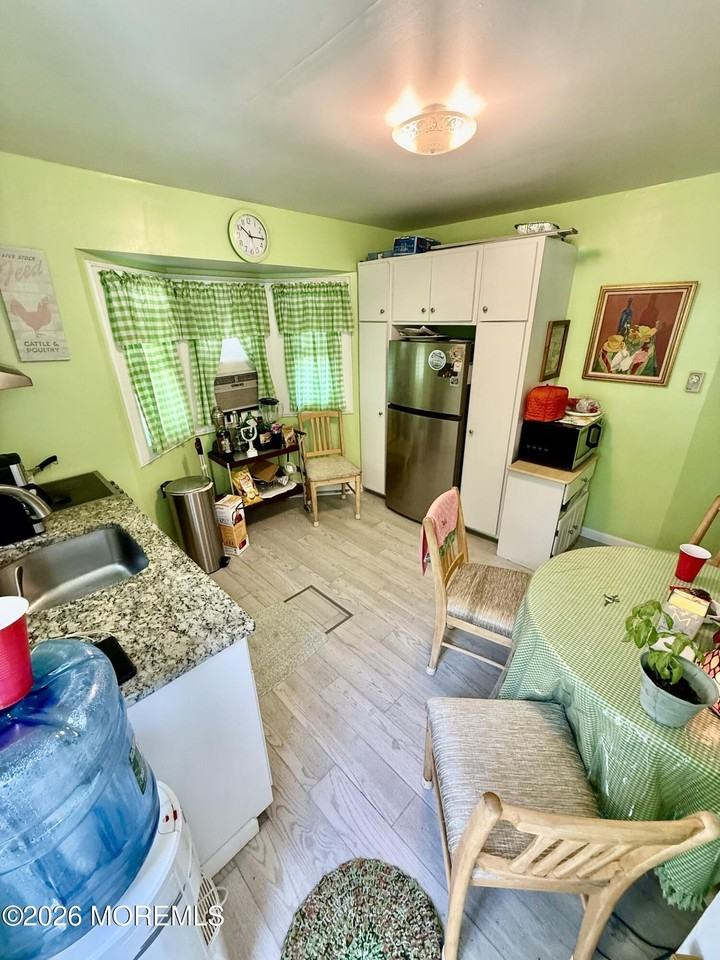 429 Tappan St - Photo 7 of 12