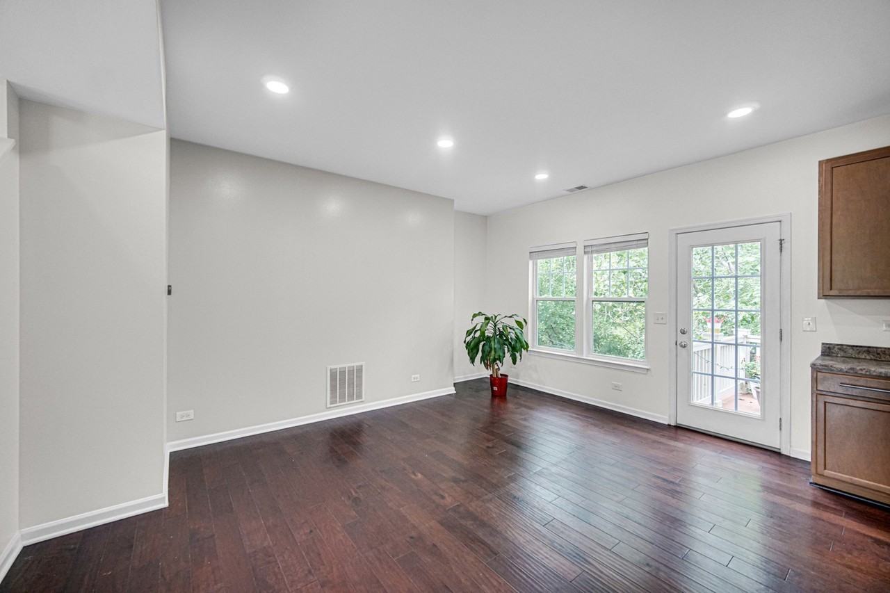 3335 Kentshire Cir - Photo 4 of 25