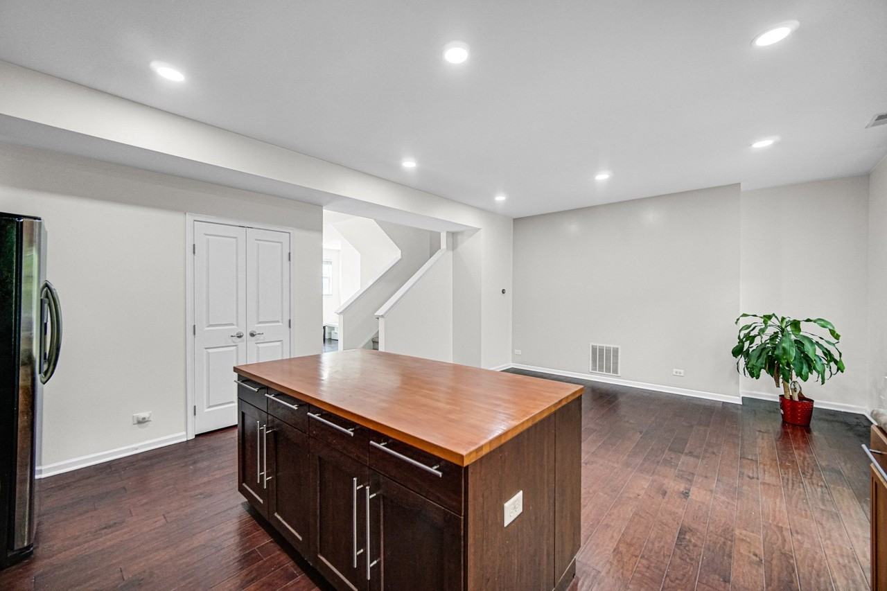 3335 Kentshire Cir - Photo 5 of 25