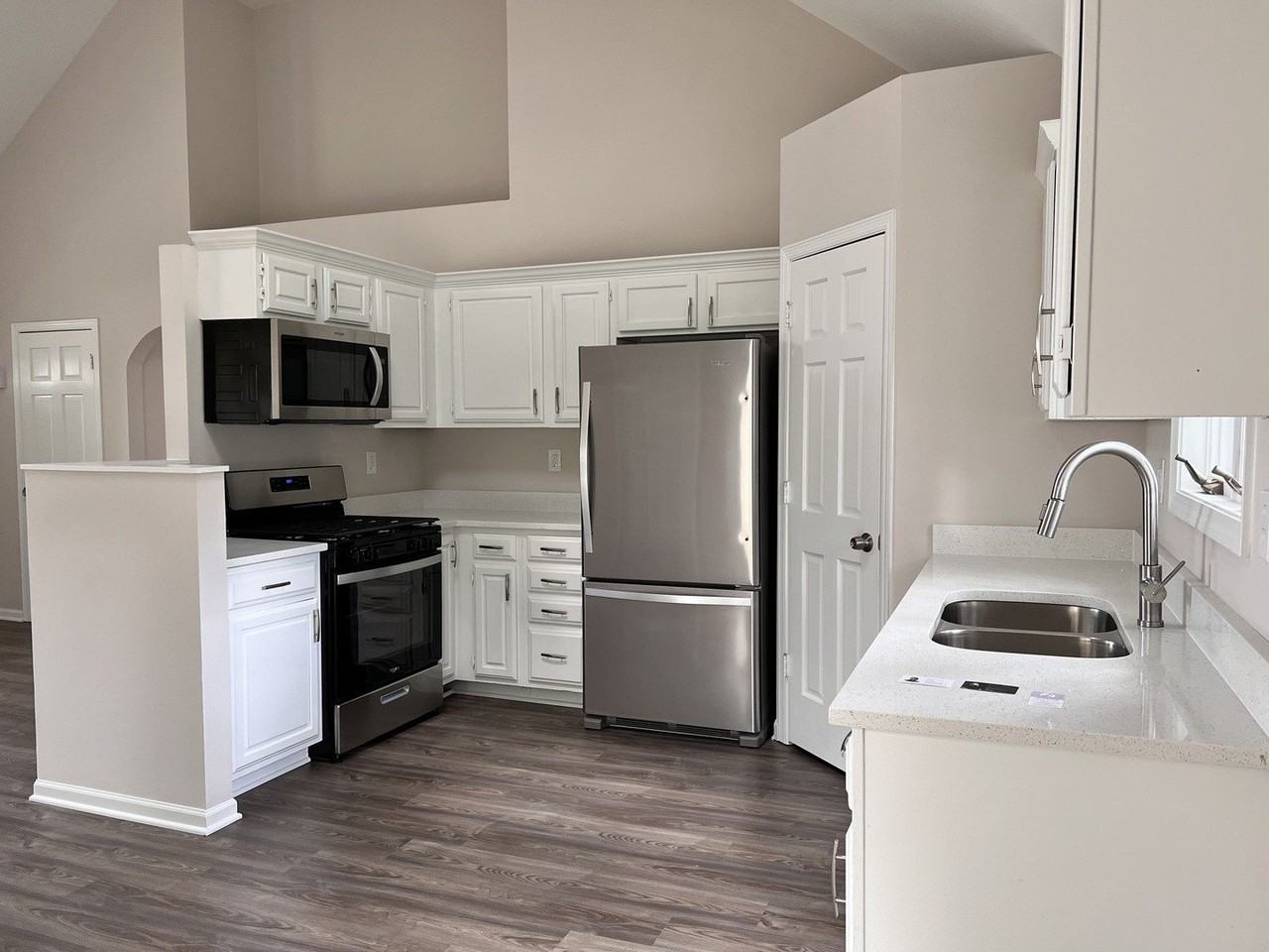 203 E Harrison St - Photo 4 of 9