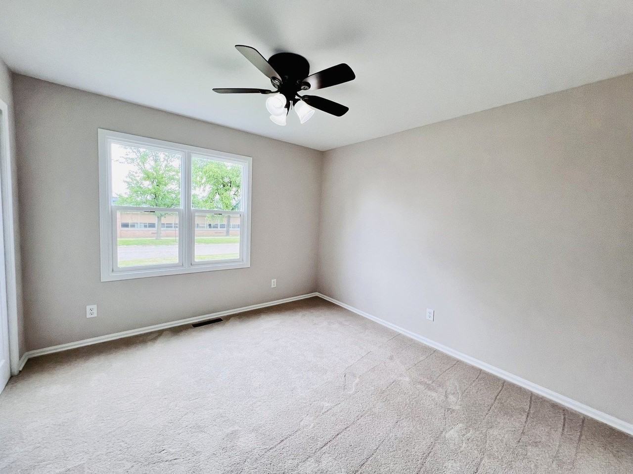 203 E Harrison St - Photo 6 of 9