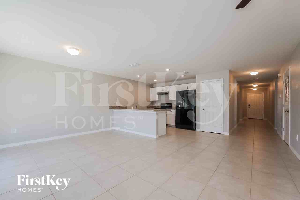 1724 Ne 34th St - Photo 3 of 15
