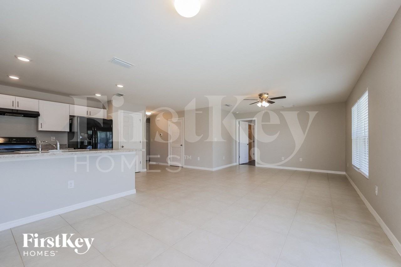 1724 Ne 34th St - Photo 4 of 15