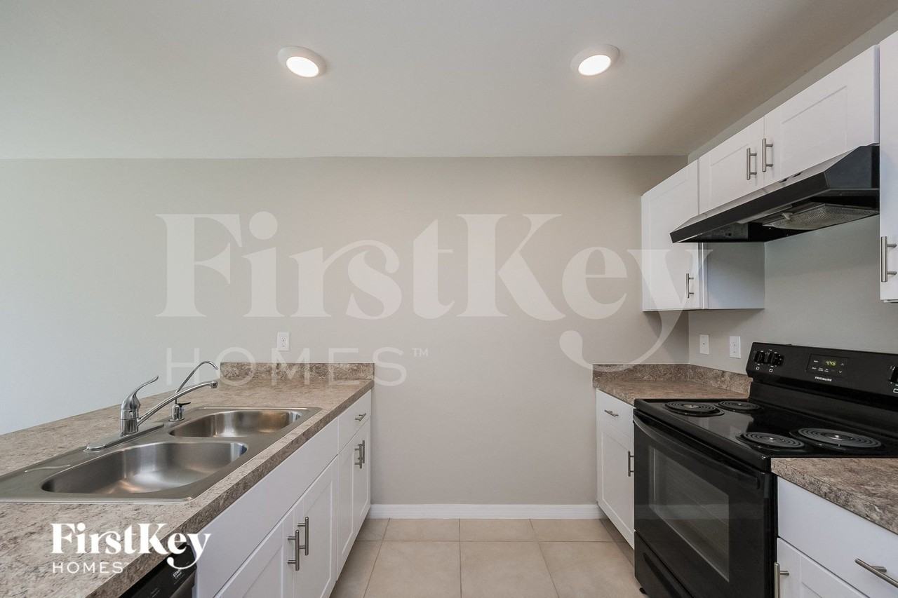 1724 Ne 34th St - Photo 5 of 15
