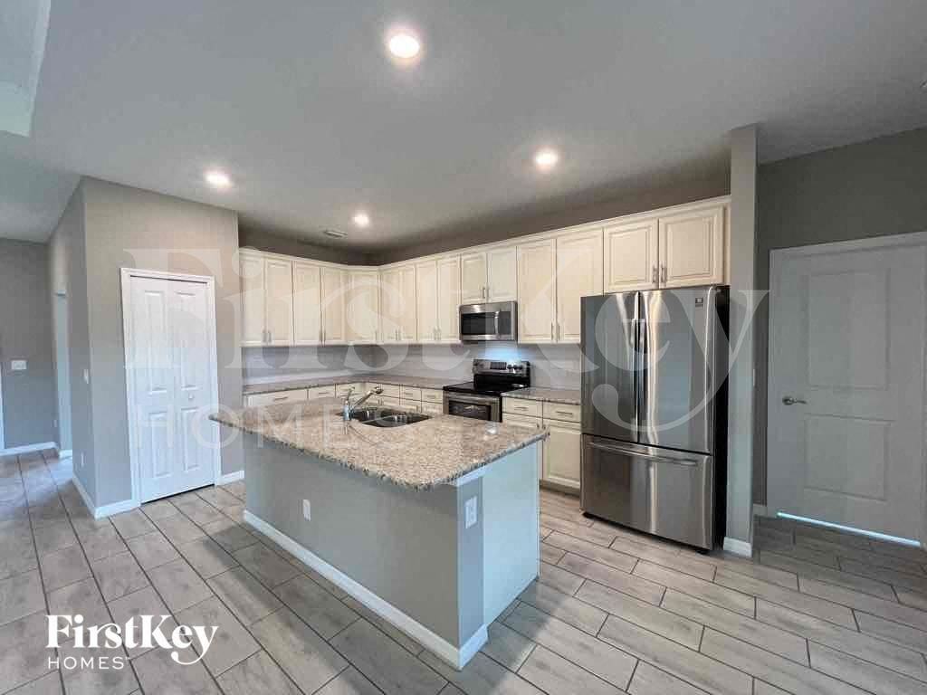 1648 Nw 37th Ave - Photo 7 of 27