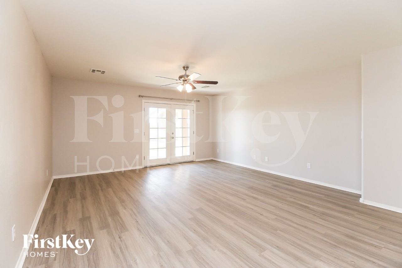 4285 E Whitehall Dr - Photo 2 of 15