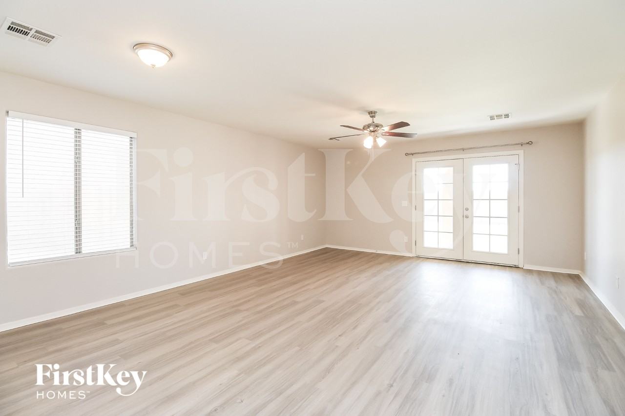 4285 E Whitehall Dr - Photo 4 of 15
