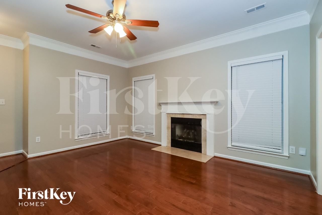 8675 Brook Glen Ln - Photo 4 of 15