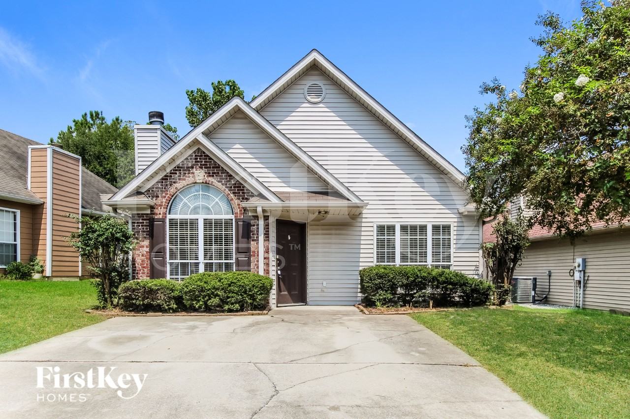 104 Mayfair Ln
