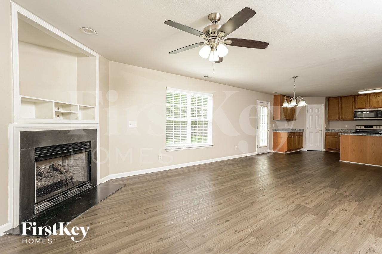 612 Brassfield Dr - Photo 4 of 16
