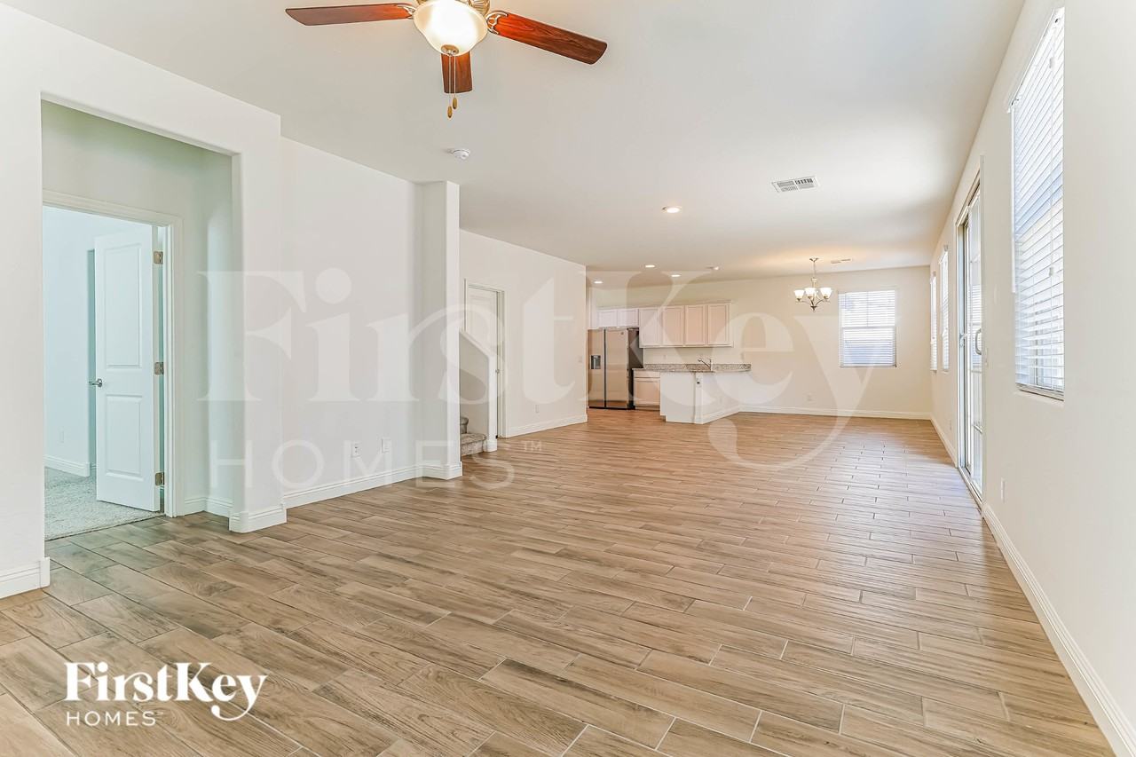 245 N Sunrise - Photo 2 of 16