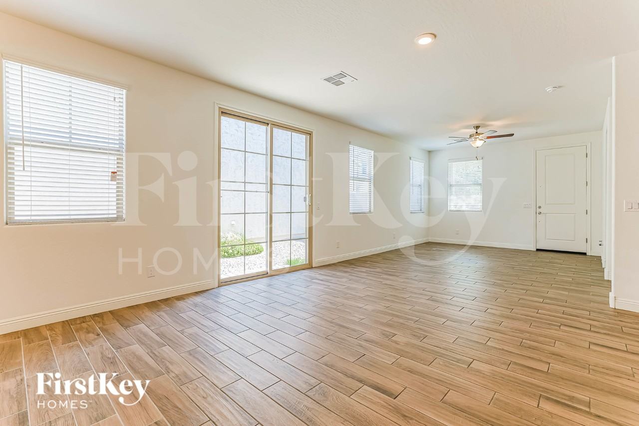 245 N Sunrise - Photo 3 of 16