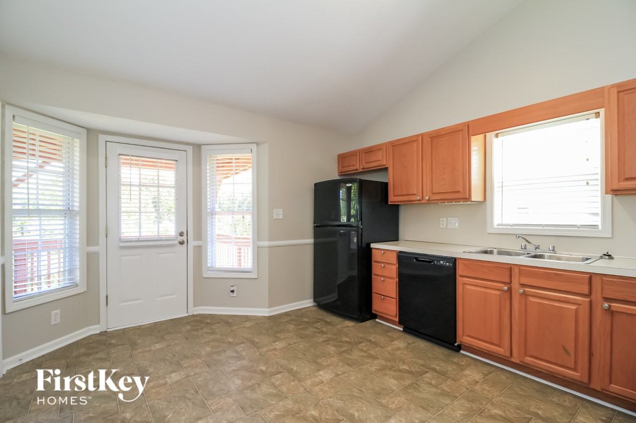 4725 Beckel Ct - Photo 5 of 15