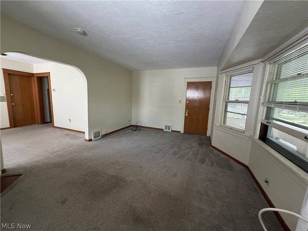 1605 Larchmont Ave - Photo 3 of 28
