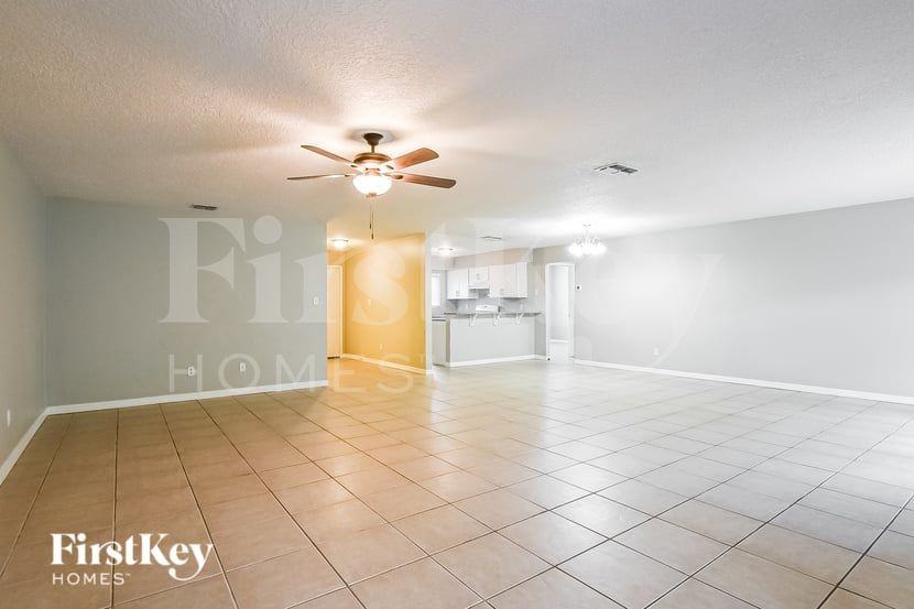 10803 Waterford Ct - Photo 2 of 17