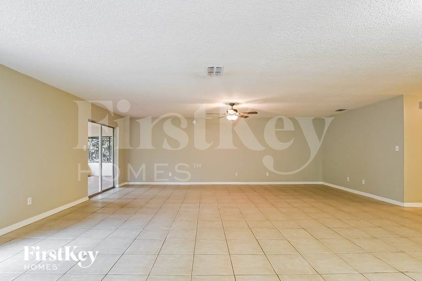10803 Waterford Ct - Photo 3 of 17