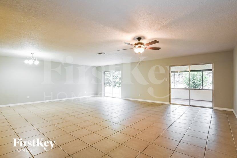 10803 Waterford Ct - Photo 4 of 17